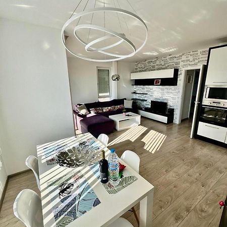 Briz Apartment; 2 Bdr; 6 Guests; Private Parking Varna Exterior photo